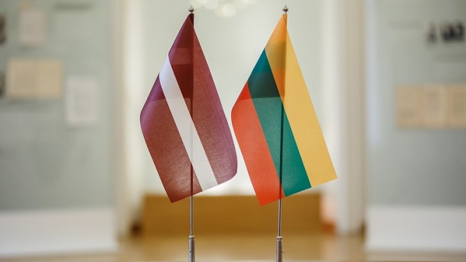 Latvijas un Lietuvas karogi